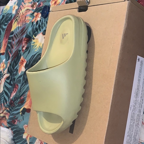 olive green yeezy slides
